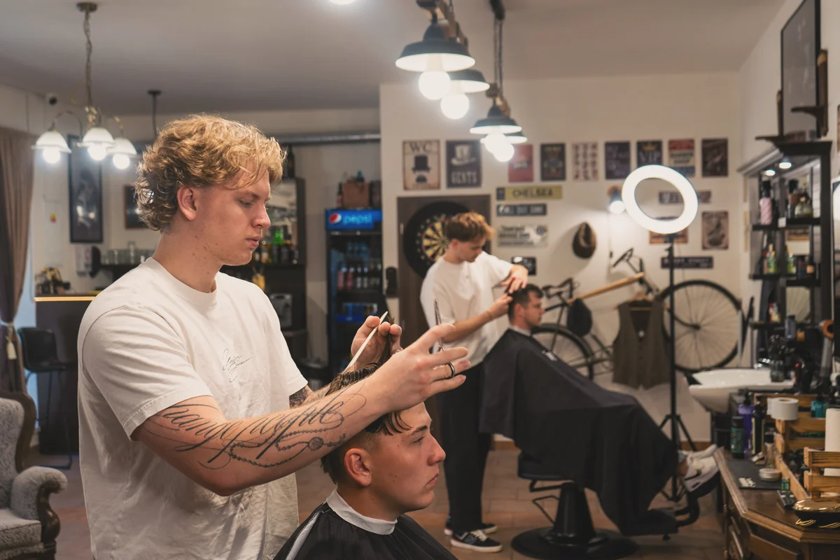 Oba barbeři pracují v plném provozu, pohled na celý interiér – Notorious Barbershop Kyjov