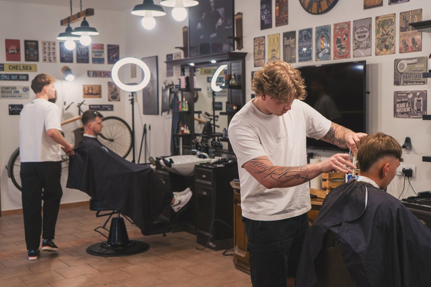 Barber při práci v Notorious Barbershop Kyjov