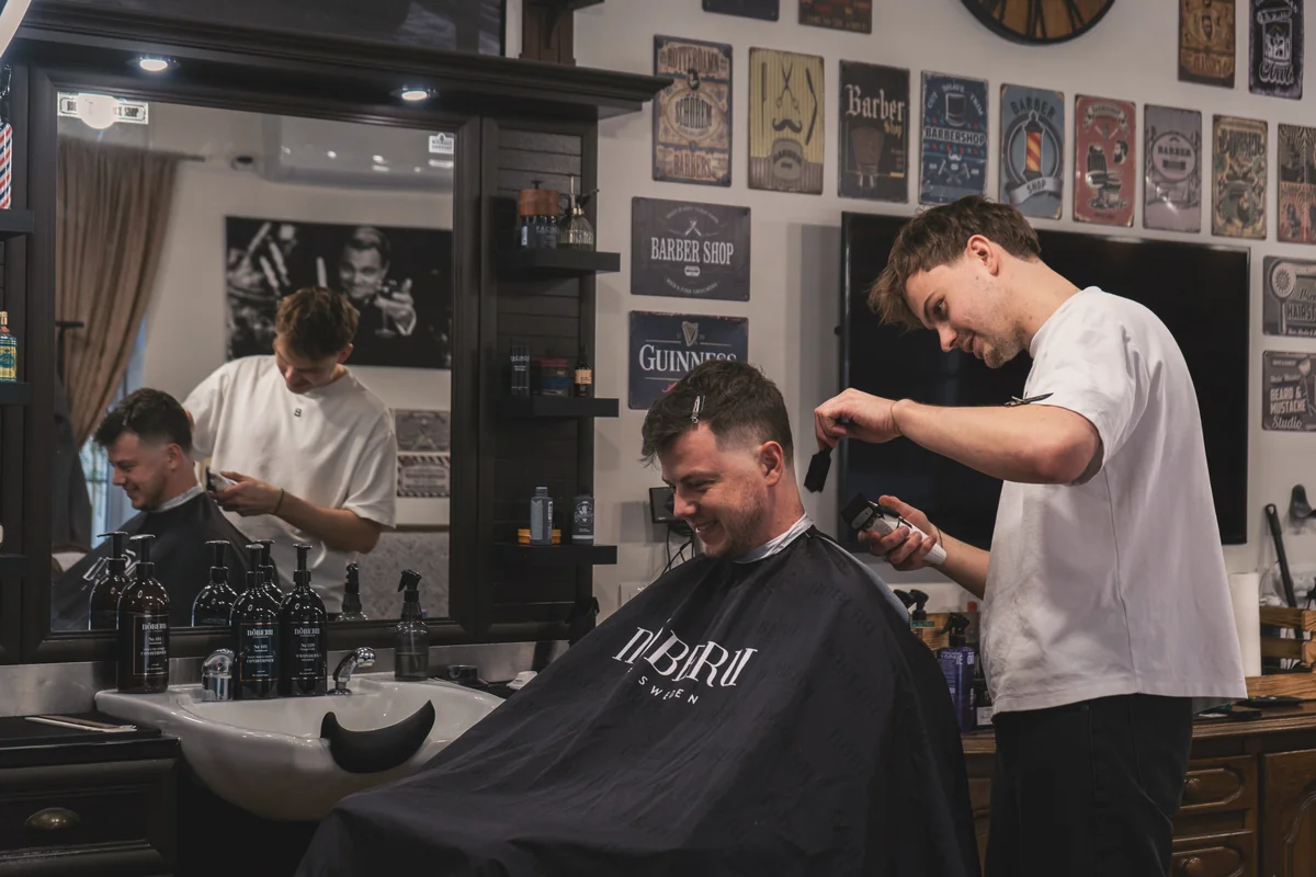 Pánský střih nůžkami, interiér barbershopu v zrcadle – Notorious Barbershop Kyjov