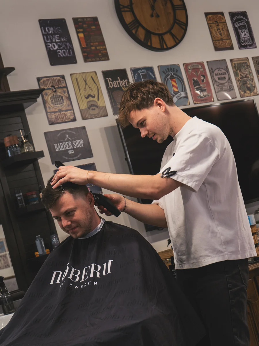 Střih vlasů strojkem – Notorious Barbershop Kyjov