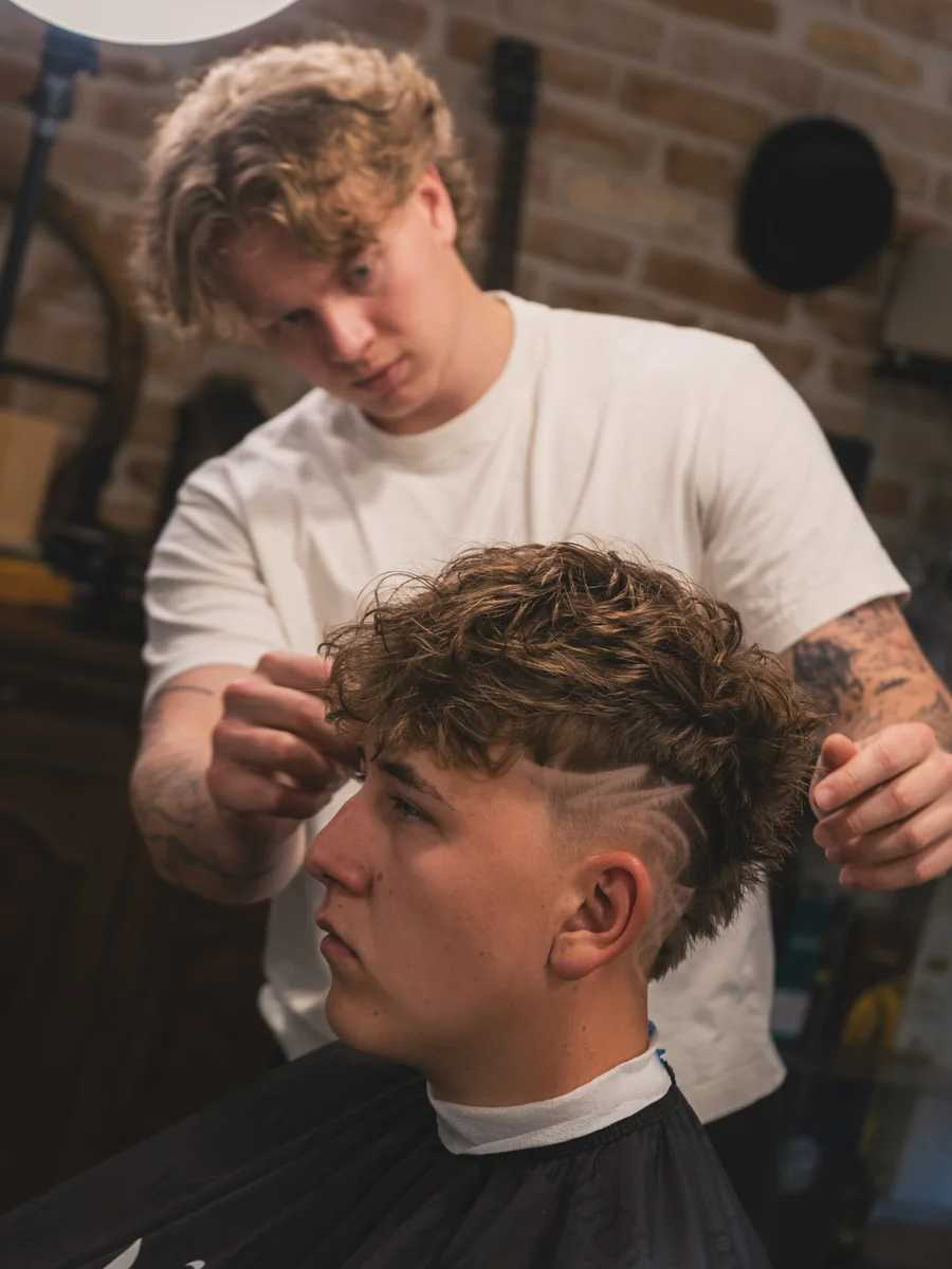 Styling kudrnatých vlasů s fade střihem – Notorious Barbershop Kyjov